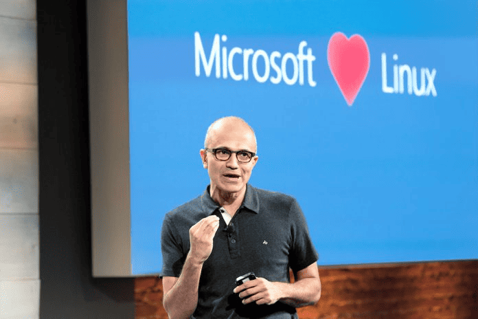 Ancienne photo du CEO de Microsoft qui annonce des partenariats avec Linux