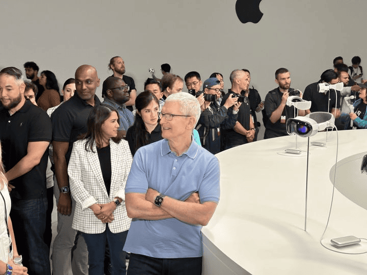 Tim Cook, CEO d'Apple, présente son casque Apple Visio Pro en 2023