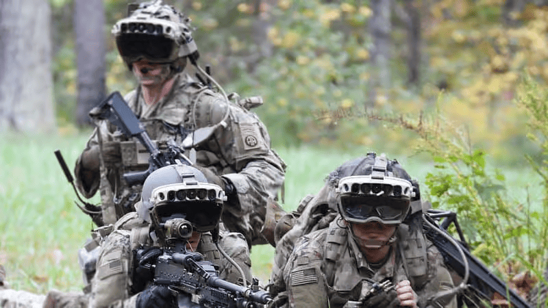 MICROSOFT ÉQUIPE LES CASQUES DE L'US ARMY AVEC LES LUNETTES HOLOLENS DOTÉES DE CAPACITÉS DE VISION NOCTURNE ET THERMIQUE. © BRIDGETT SITER, US ARMY