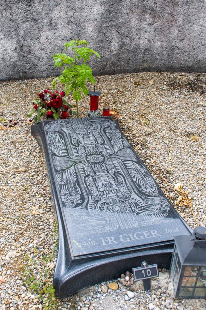 A sa mort, même sa tombe a été personnalisée sur la même thématique que ses oeuvres