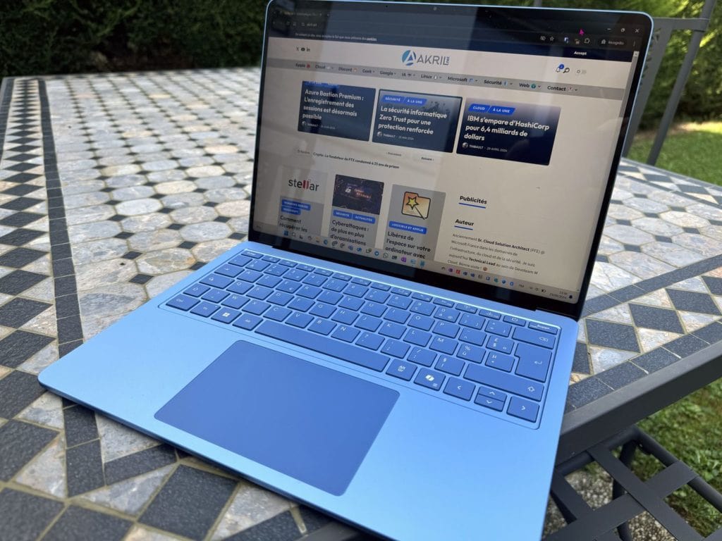 Aperçu du Surface Laptop 7 avec Copilot en couleur bleu