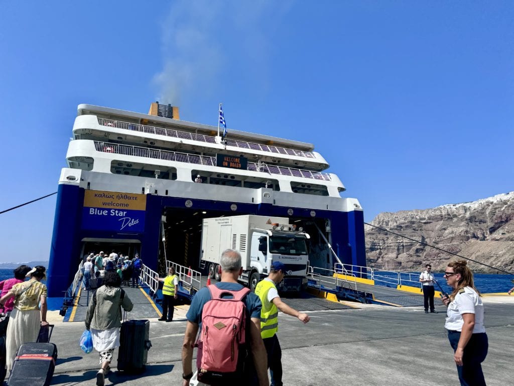 Embarquement pour le ferry en direction de Naxos