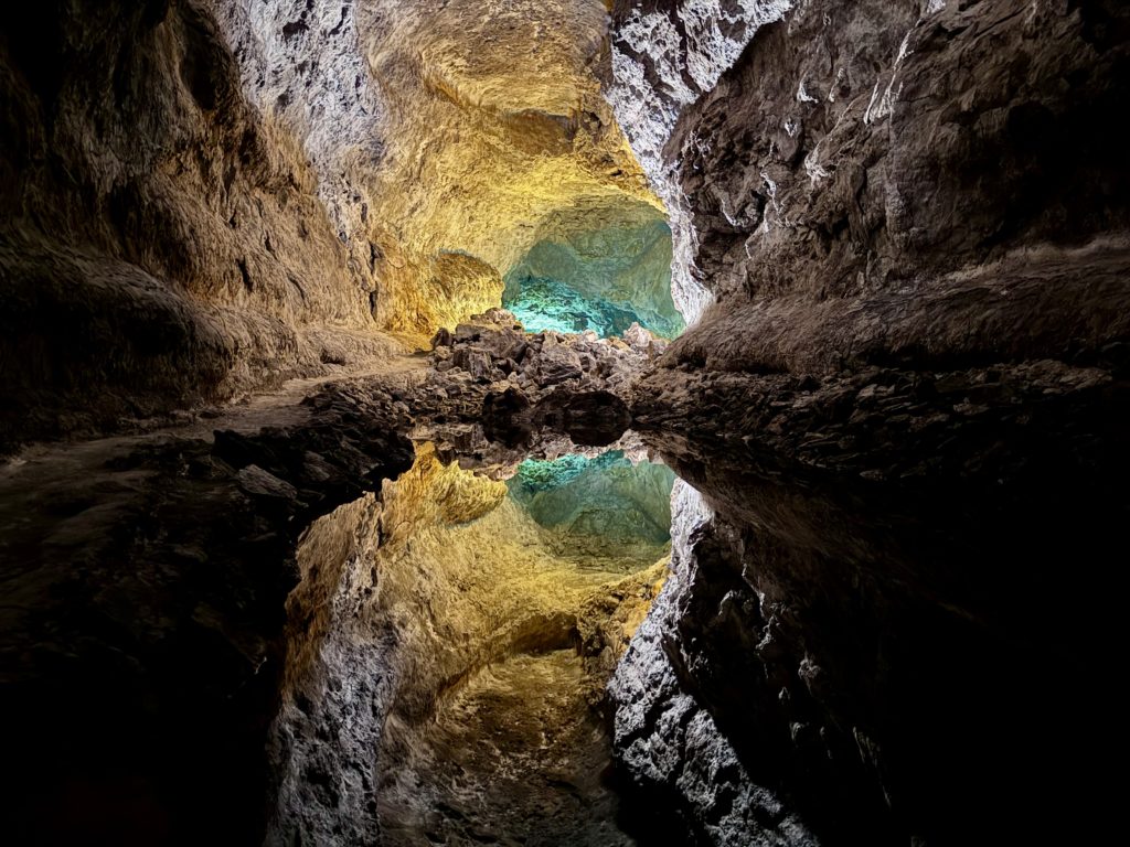 Puit sans fond ou simple reflet dans l'eau ?