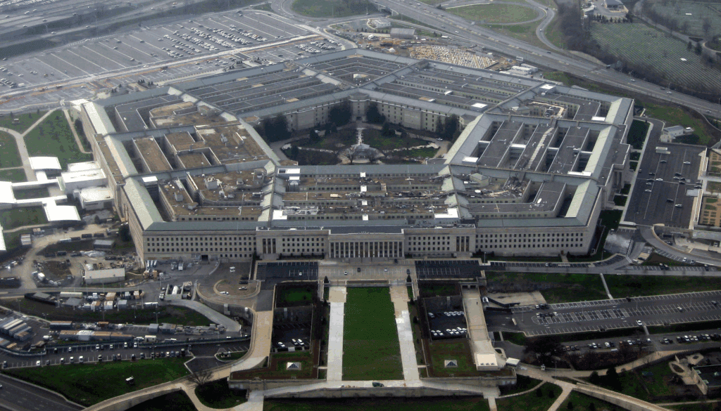 Le Pentagone est le siège du département de la Défense des États-Unis, symbole de la puissance militaire américaine.
