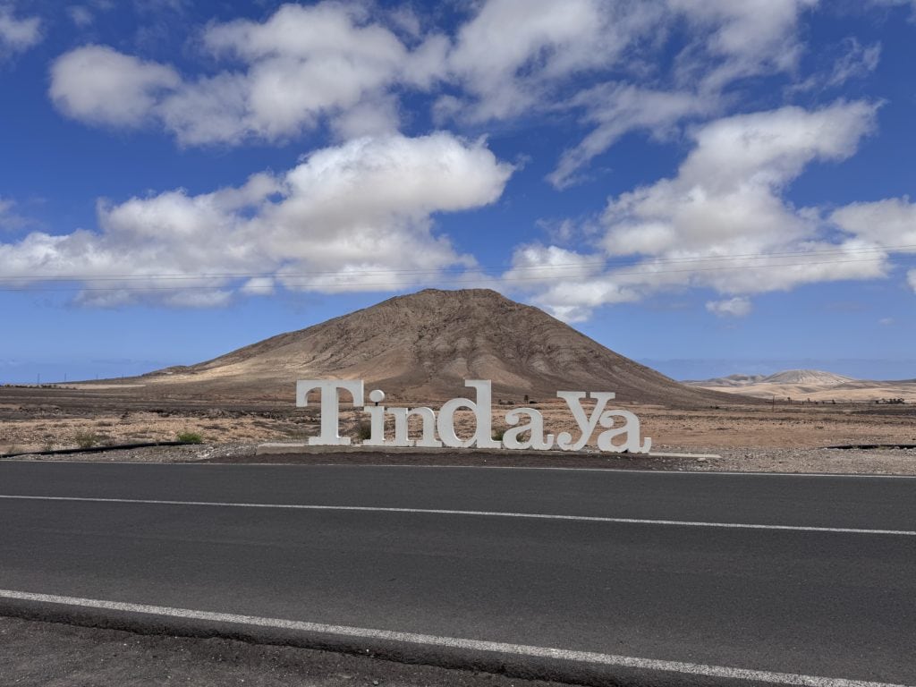 La Montagne Tindaya était considérée comme un lieu sacré par la population pré-espagnole et est également connue aujourd'hui sous le nom de Montaña Sagrada.