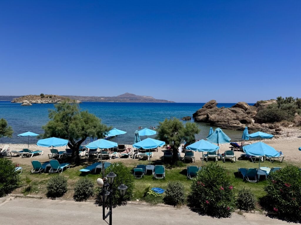 Almyrida Beach, vue depuis le balcon de l'hôtel, les pieds dans l'eau en Crète