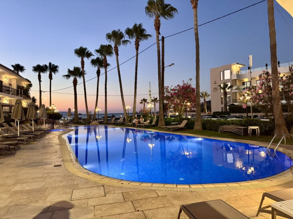 Vue de la seconde piscine de nuit avec évidemment un bar à proximité