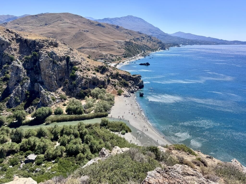 On voit d'un côté la mer et la palmeraie qui se rejoigne (vue avant la descente)