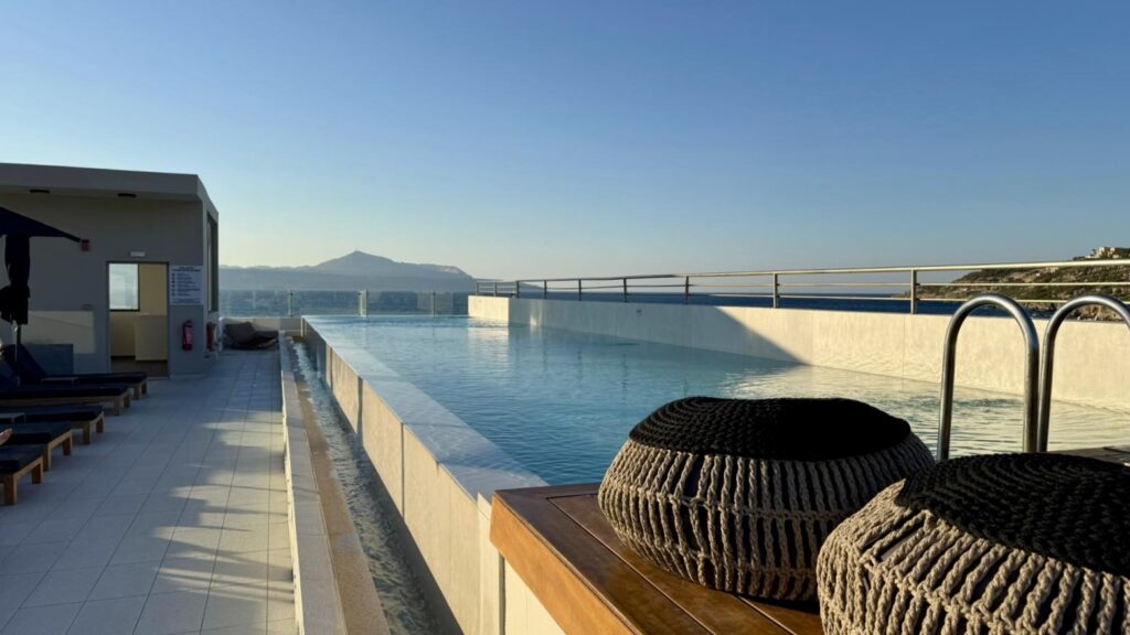 Le complexe hôtelier vous proposera 3 piscines (rien que ça) dont 1 en rooftop et 2 autres plus classiques