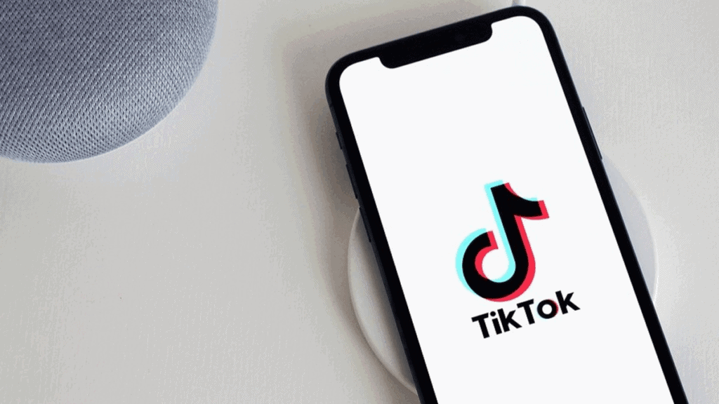 TikTok remplace ses modérateurs par l'IA au Royaume-Uni