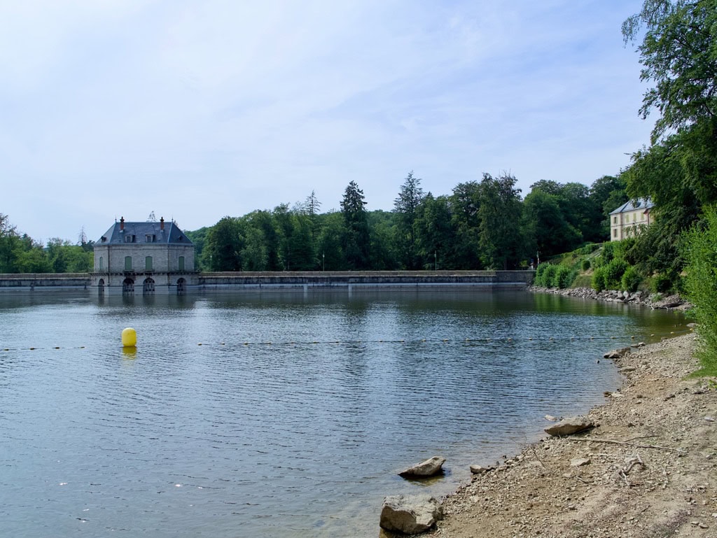 Lac des Settons où vous pouvez vous baigner sur les plages aménagées