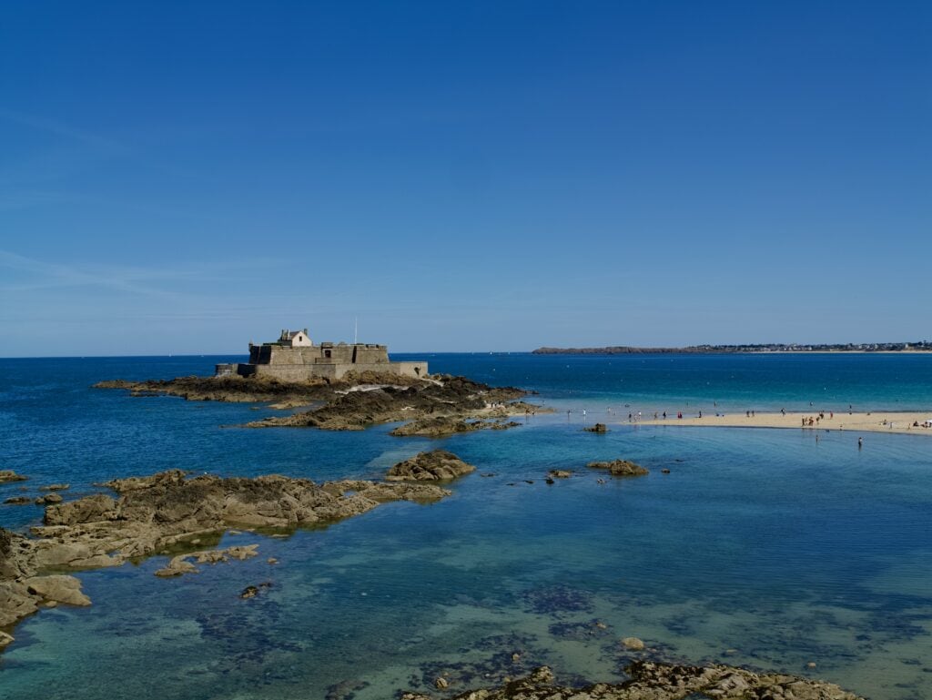 Forteresse Vauban sur l'île rocheuse, accessible à marée basse depuis les remparts de Saint-Malo