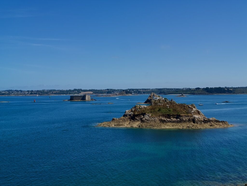 Château du Taureau et 'île Louët avec son phare (qui peut être loué)