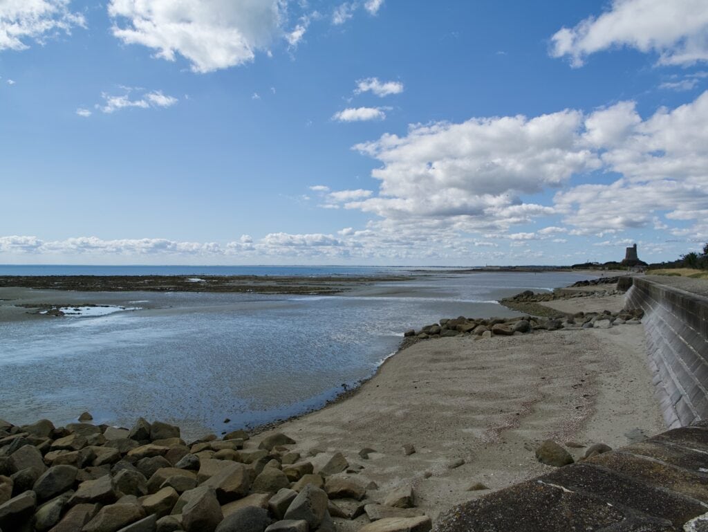 Promenade le long du rivage de de Saint-Vaast-la-Hougue