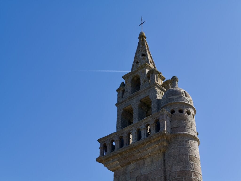 Le clocher avec ce minaret très caractéristique de l'architecture bretonne